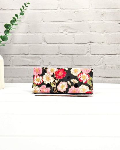 Nadelgarage 15 cm Midnight Bloom mit roten Blüten handgenäht in Bayern von Nadelmikado