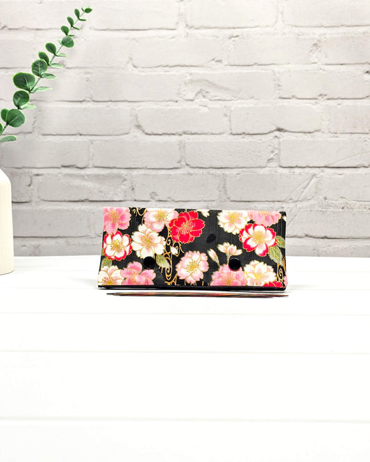 Nadelgarage 15 cm Midnight Bloom mit roten Blüten handgenäht in Bayern von Nadelmikado