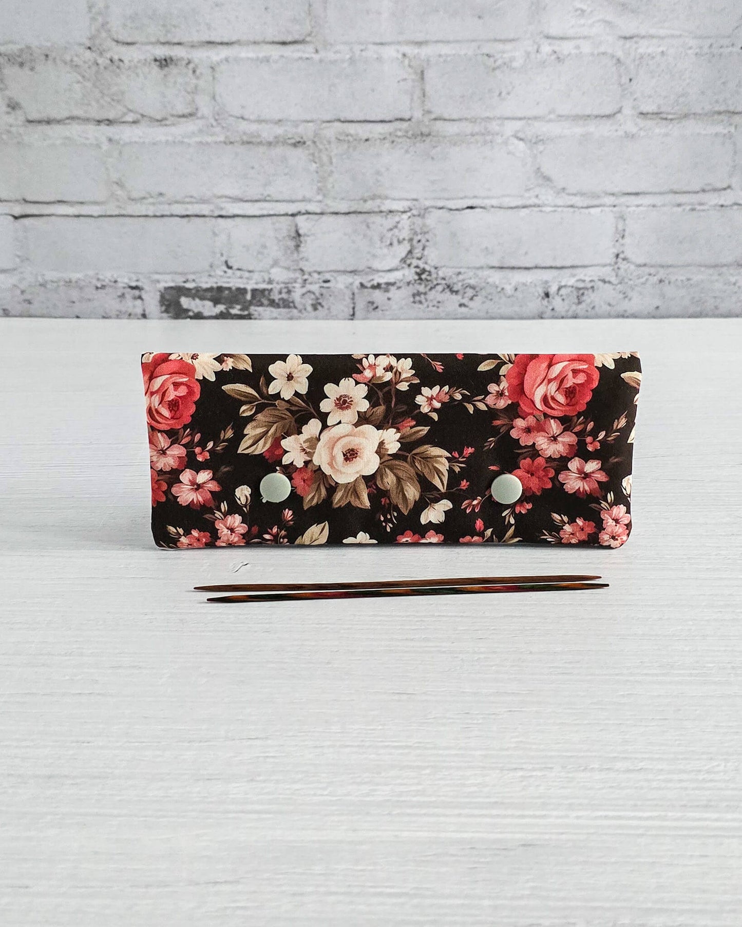 Nadelgarage 15 cm Midnight Roses, handgenäht in Bayern von Nadelmikado