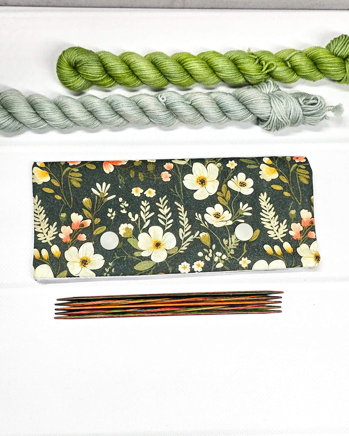 Nadelgarage 15 cm Mossy Blooms, handgenäht in Bayern von Nadelmikado