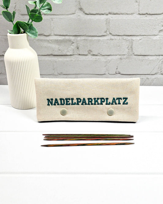 Nadelgarage für 15 cm Nadelspiele aus hellem Stoff mit Nadelparkplatz-Stickerei in Petrol, handgenäht in Bayern von NadelMikado.