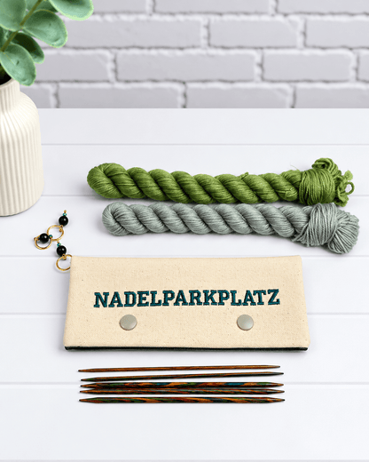 Nadelgarage für 15 cm Nadelspiele aus hellem Stoff mit Nadelparkplatz-Stickerei in Petrol, handgenäht in Bayern von NadelMikado.