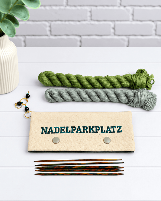Nadelgarage für 15 cm Nadelspiele aus hellem Stoff mit Nadelparkplatz-Stickerei in Petrol, handgenäht in Bayern von NadelMikado.