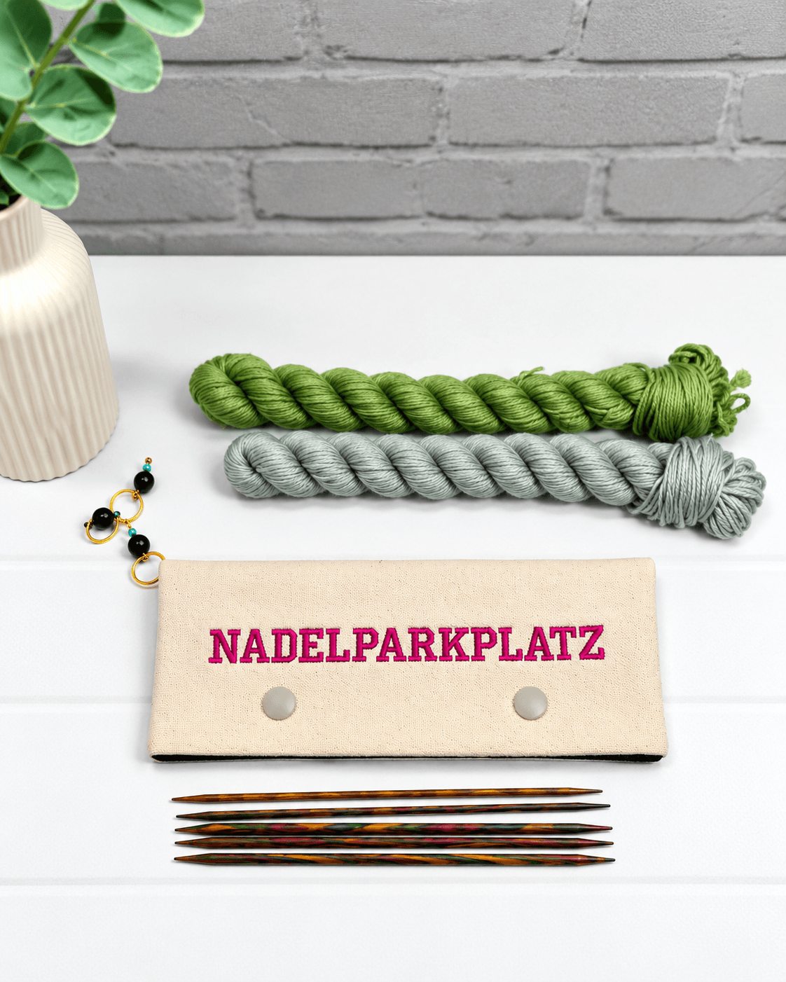 Nadelgarage für 15 cm Nadelspiele aus hellem Stoff mit pink gesticktem Nadelparkplatz, handgenäht in Bayern von NadelMikado.