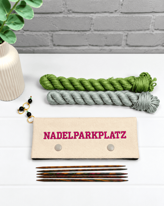 Nadelgarage für 15 cm Nadelspiele aus hellem Stoff mit pink gesticktem Nadelparkplatz, handgenäht in Bayern von NadelMikado.