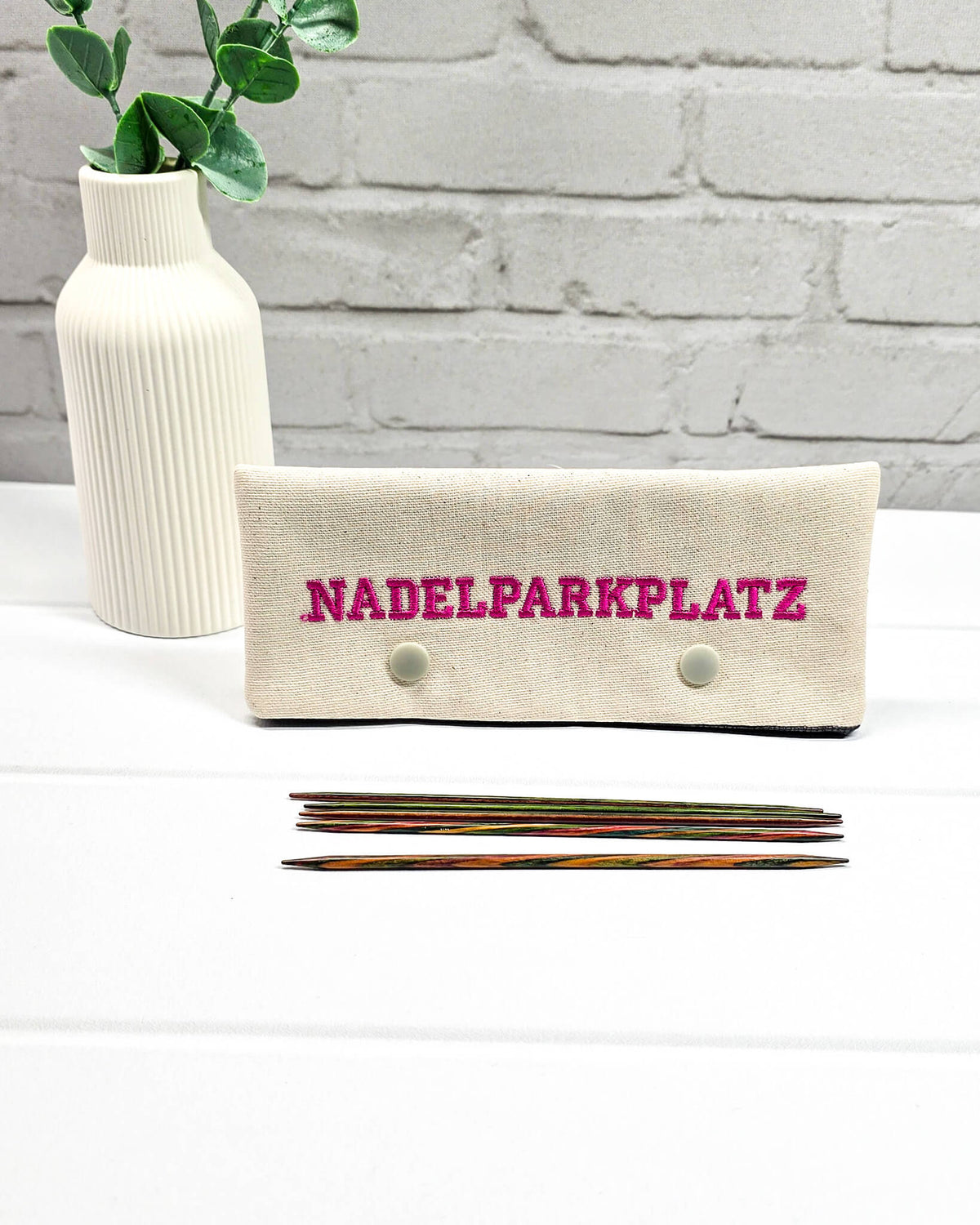 Nadelgarage für 15 cm Nadelspiele aus hellem Stoff mit pink gesticktem Nadelparkplatz, handgenäht in Bayern von NadelMikado.