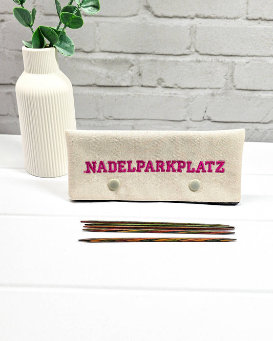 Nadelgarage für 15 cm Nadelspiele aus hellem Stoff mit pink gesticktem Nadelparkplatz, handgenäht in Bayern von NadelMikado.