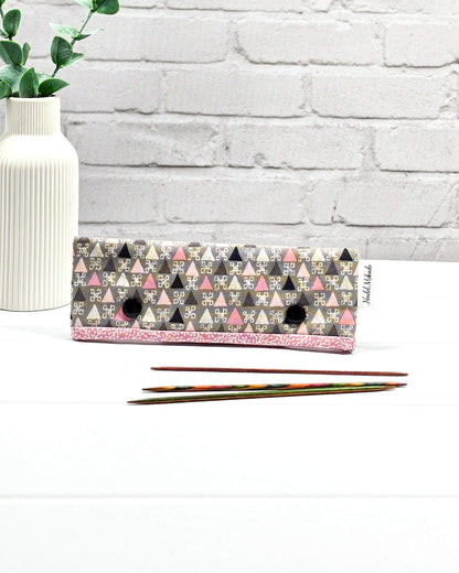 Nadelgarage für 15 cm lange Nadelspiele sichert das Sockenstrickzeug und verhindert fallengelassene Maschen. Grafisches Retromuster mit kleinen Dreiecken in Rosa, Grau und Schwarz. Handgenäht in Bayern von Nadelmikado