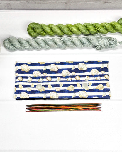 Nadelgarage für 15cm Nadelspiele aus blau-weiß gestreiftem Stoff mit Muschelmotiven und zwei hellgrauen Druckknöpfen. Handgenäht in Bayern von Nadelmikado. 
