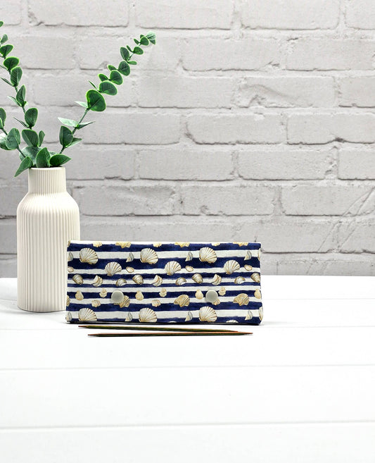 Nadelgarage für 15cm Nadelspiele aus blau-weiß gestreiftem Stoff mit Muschelmotiven und zwei hellgrauen Druckknöpfen. Handgenäht in Bayern von Nadelmikado. 