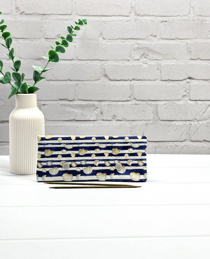 Nadelgarage für 15cm Nadelspiele aus blau-weiß gestreiftem Stoff mit Muschelmotiven und zwei hellgrauen Druckknöpfen. Handgenäht in Bayern von Nadelmikado. 