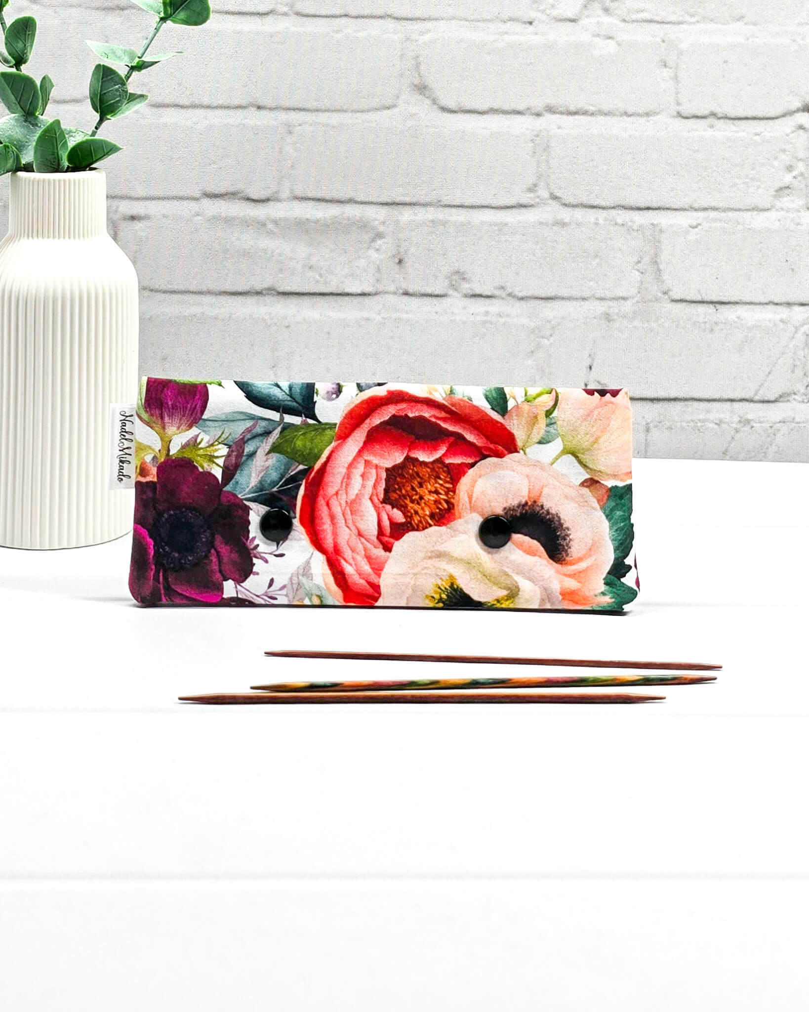 Nadelgarage für 15 cm lange Nadelspiele sichert das Sockenstrickzeug und schützt vor verlorenen Maschen. Florales Motiv mit roten Pfingstrosen und Beeren. Handgenäht in Bayern von Nadelmikado