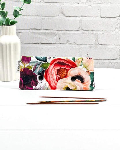 Nadelgarage für 15 cm lange Nadelspiele sichert das Sockenstrickzeug und schützt vor verlorenen Maschen. Florales Motiv mit roten Pfingstrosen und Beeren. Handgenäht in Bayern von Nadelmikado
