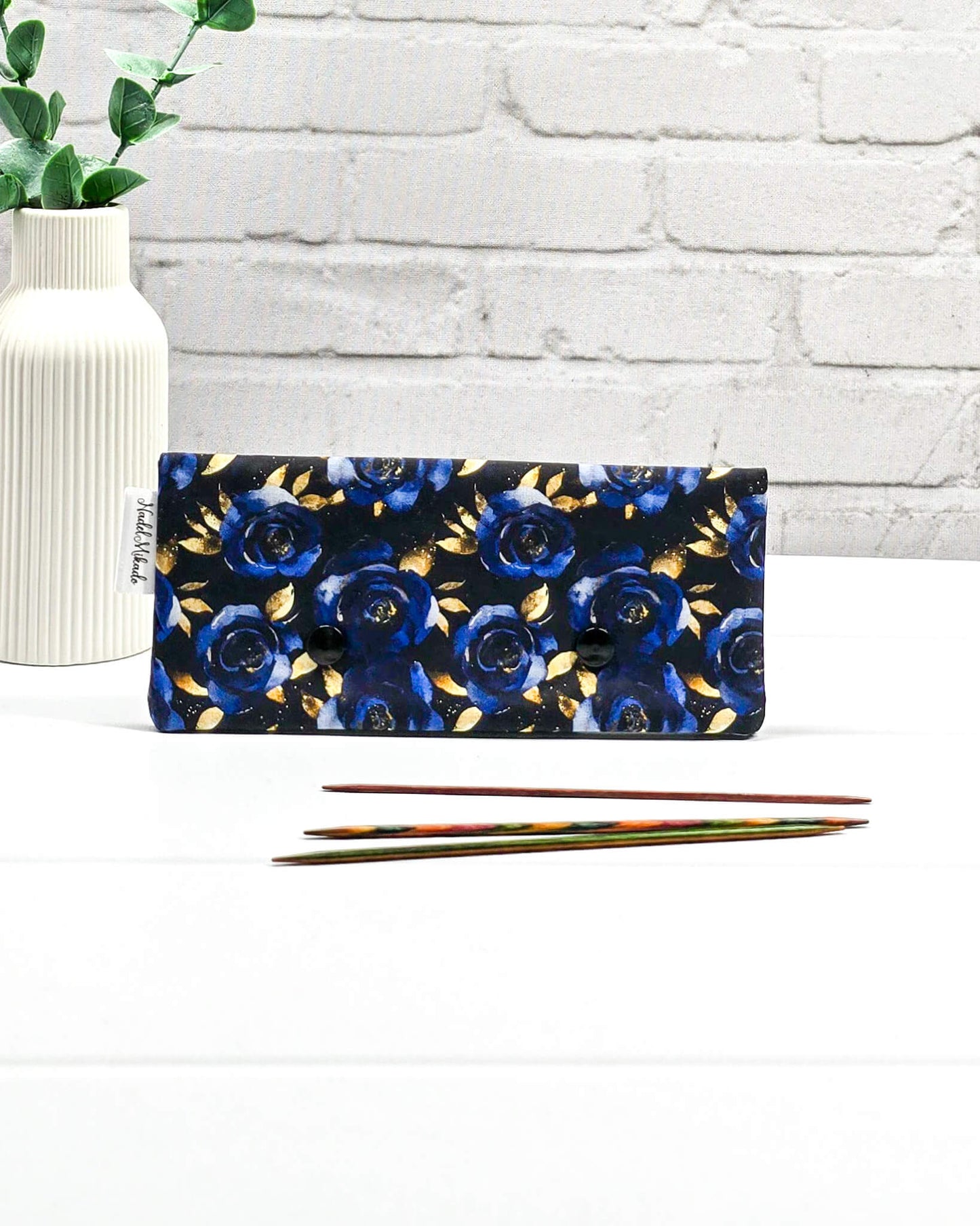 Nadelgarage für 15 cm lange Nadelspiele sichert das Sockenstrickzeug und verhindert fallengelassene Maschen. Elegantes Motiv mit dunkelblauen Rosen und goldenen Blättern. Handgenäht in Bayern von Nadelmikado