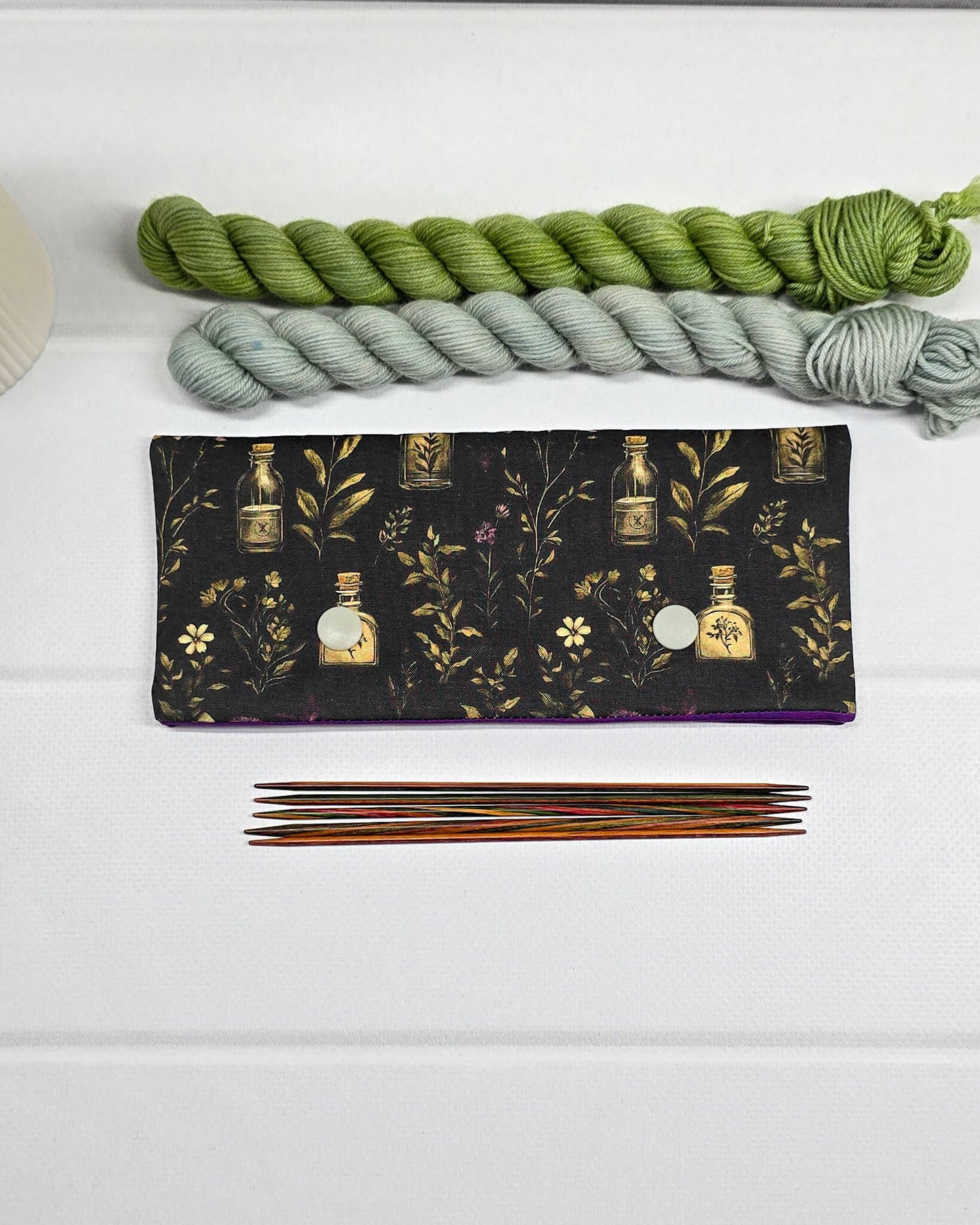 Nadelgarage Secret Garden für 15 cm Nadelspiele mit dunklem botanischem Stoff, feinen Blüten, Kräutern und goldenen Fläschchen. Handgenäht in Bayern von NadelMikado.