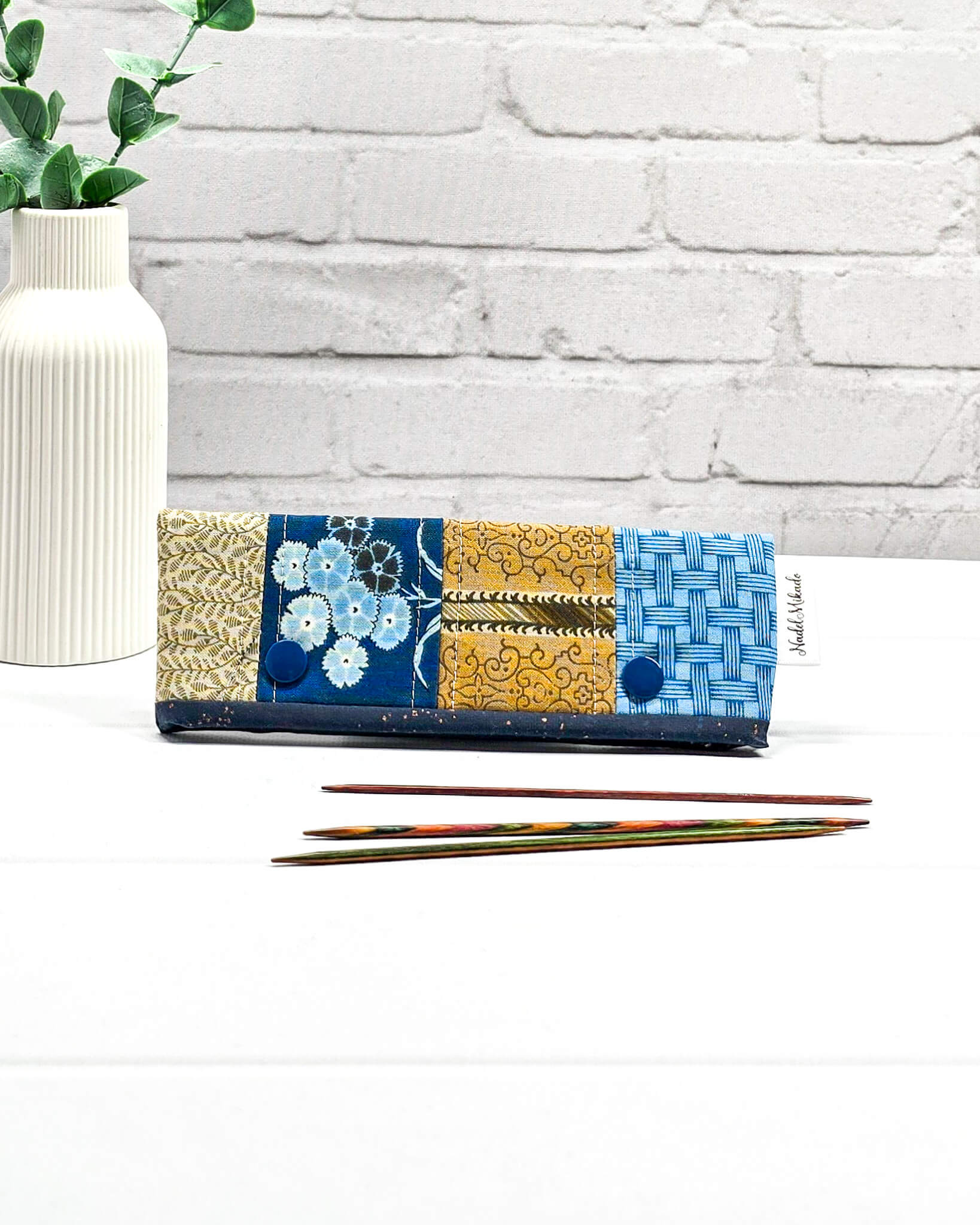 Nadelgarage für 15 cm lange Nadelspiele hält das Sockenstrickzeug zusammen und verhindert fallengelassene Maschen. Elegantes Vintage-Motiv mit blauen Blüten und ockerfarbenen Ornamenten. Handgenäht in Bayern von Nadelmikado. 