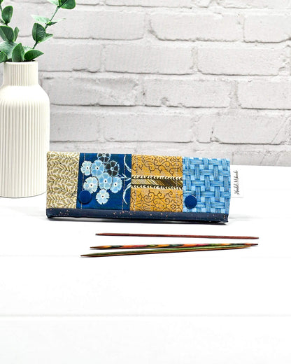 Nadelgarage für 15 cm lange Nadelspiele hält das Sockenstrickzeug zusammen und verhindert fallengelassene Maschen. Elegantes Vintage-Motiv mit blauen Blüten und ockerfarbenen Ornamenten. Handgenäht in Bayern von Nadelmikado. 