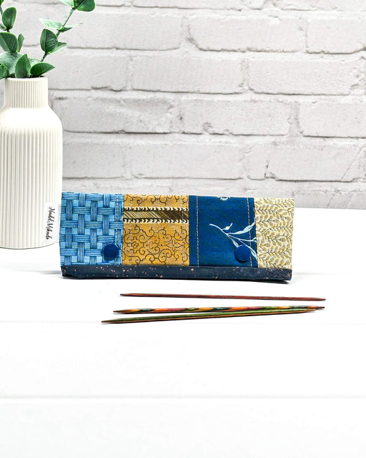 Nadelgarage für 15 cm lange Nadelspiele hält das Sockenstrickzeug zusammen und verhindert fallengelassene Maschen. Elegantes Vintage-Motiv mit blauen Blüten und ockerfarbenen Ornamenten. Handgenäht in Bayern von Nadelmikado. 