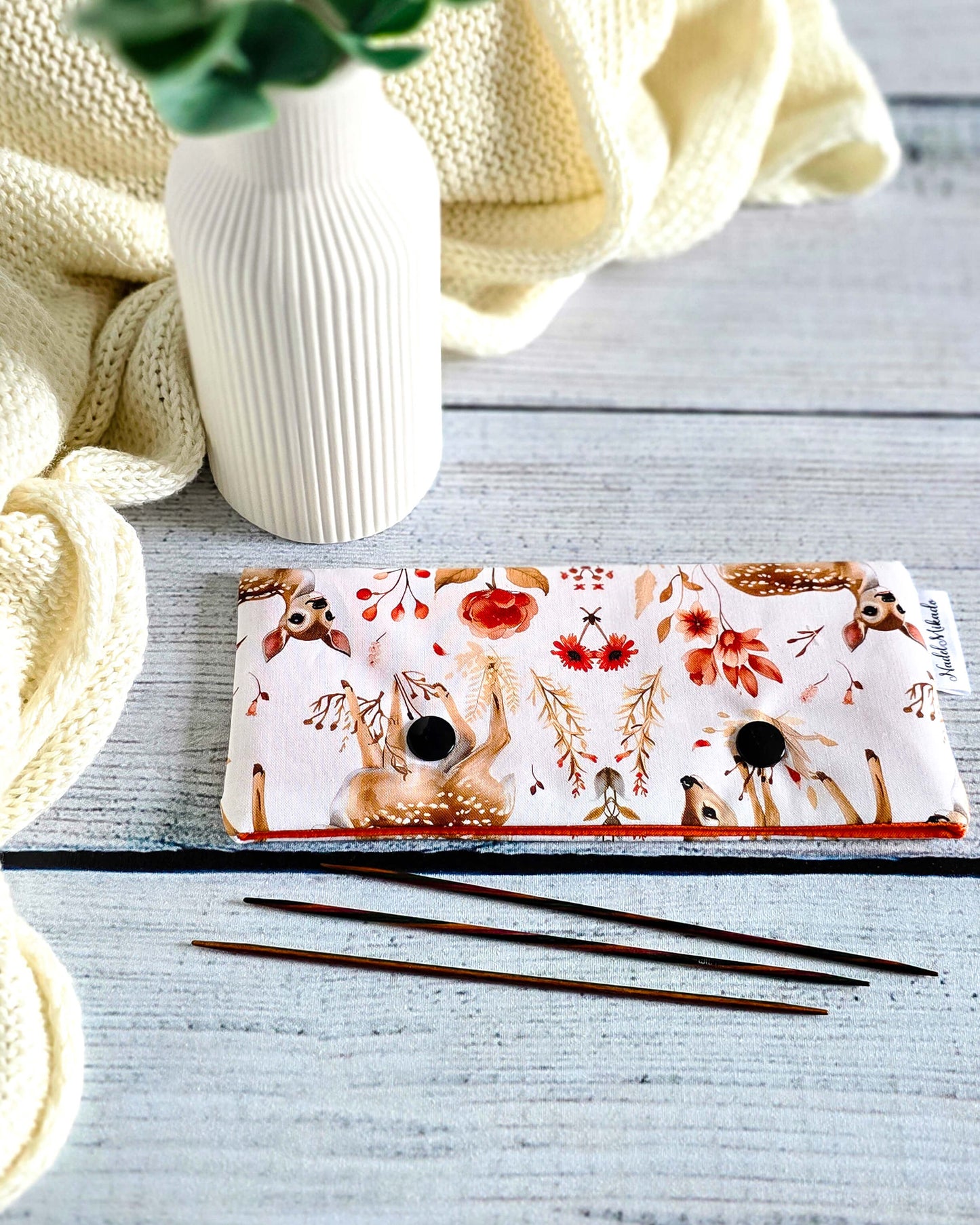 Nadelgarage Autumn Fawn – Rehdesign mit Herbstblumen, handgenäht in Bayern von Nadelmikado