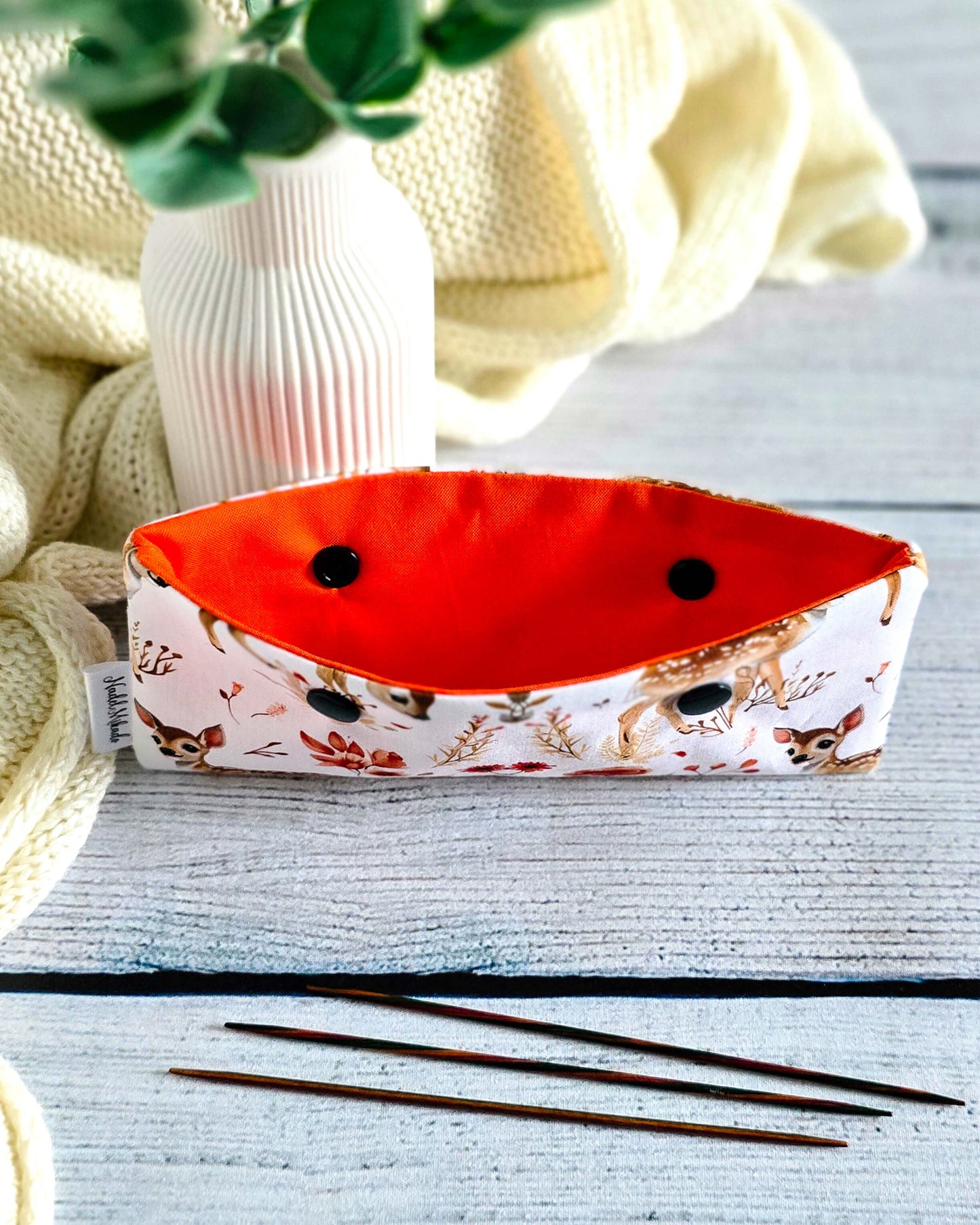 Nadelgarage Autumn Fawn – Rehdesign mit Herbstblumen, handgenäht in Bayern von Nadelmikado