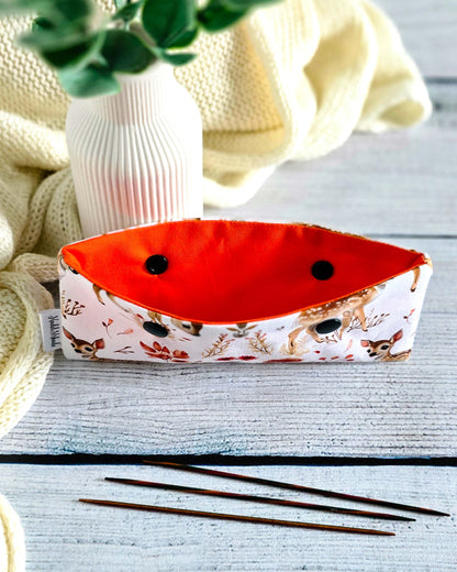 Nadelgarage Autumn Fawn – Rehdesign mit Herbstblumen, handgenäht in Bayern von Nadelmikado