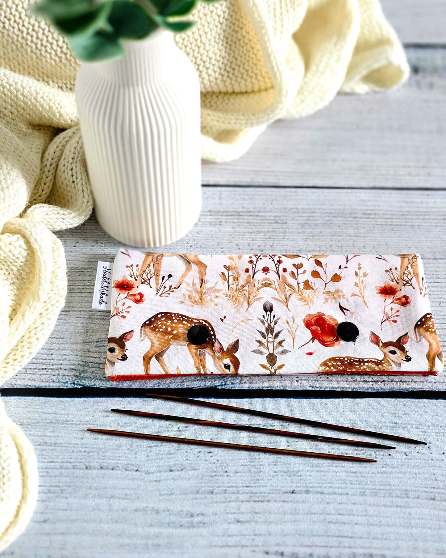 Nadelgarage Autumn Fawn – Rehdesign mit Herbstblumen, handgenäht in Bayern von Nadelmikado