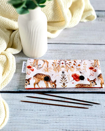 Nadelgarage Autumn Fawn – Rehdesign mit Herbstblumen, handgenäht in Bayern von Nadelmikado