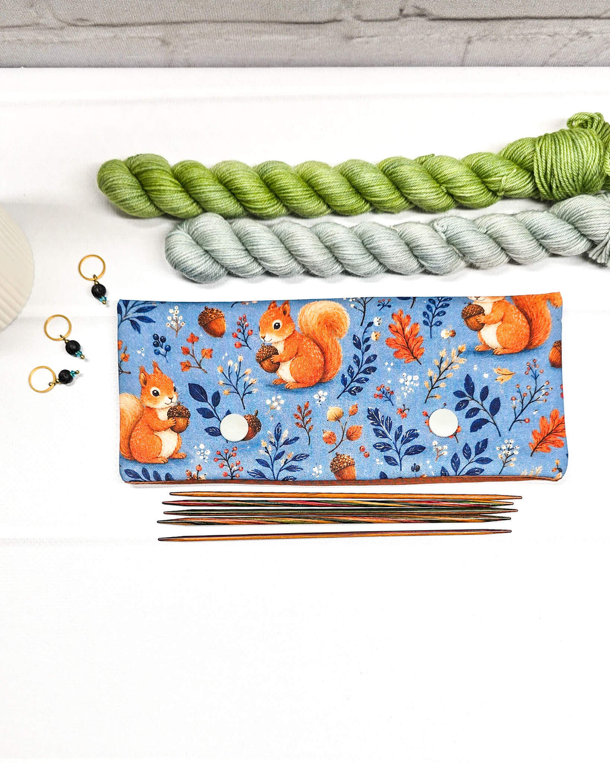 Nadelgarage für 15 cm Nadelspiele mit Eichhörnchenmotiv auf blauem Stoff zur sicheren Aufbewahrung von Stricknadeln. Handgenäht in Bayern von Nadelmikado.