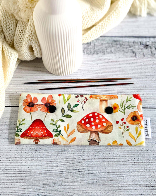 Handgenähte Nadelgarage 15 cm mit Pilz- und Blumenmotiv auf hellem Stoff