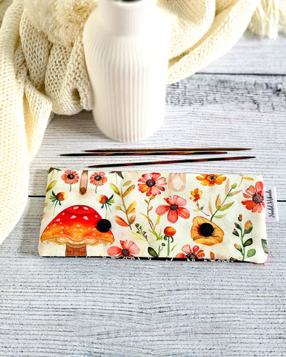 Handgenähte Nadelgarage 15 cm mit Pilz- und Blumenmotiv auf hellem Stoff
