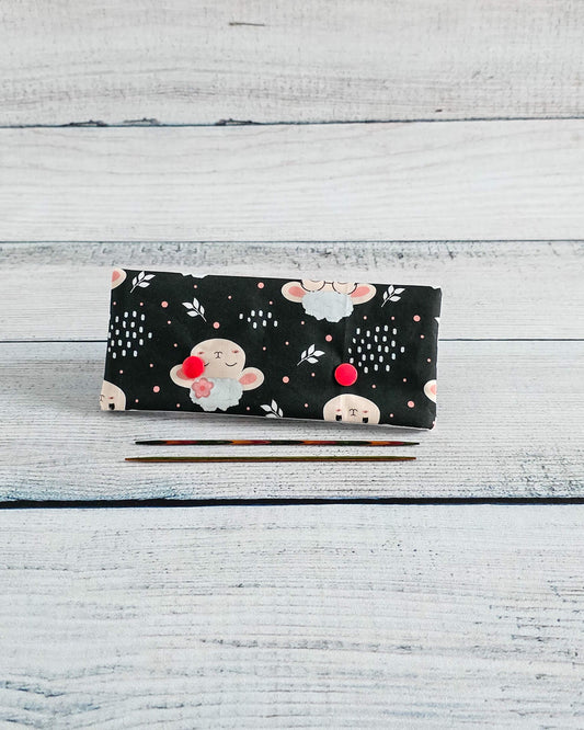 Nadelgarage 15 cm Schafmotiv schwarz handgenäht Bayern von Nadelmikado