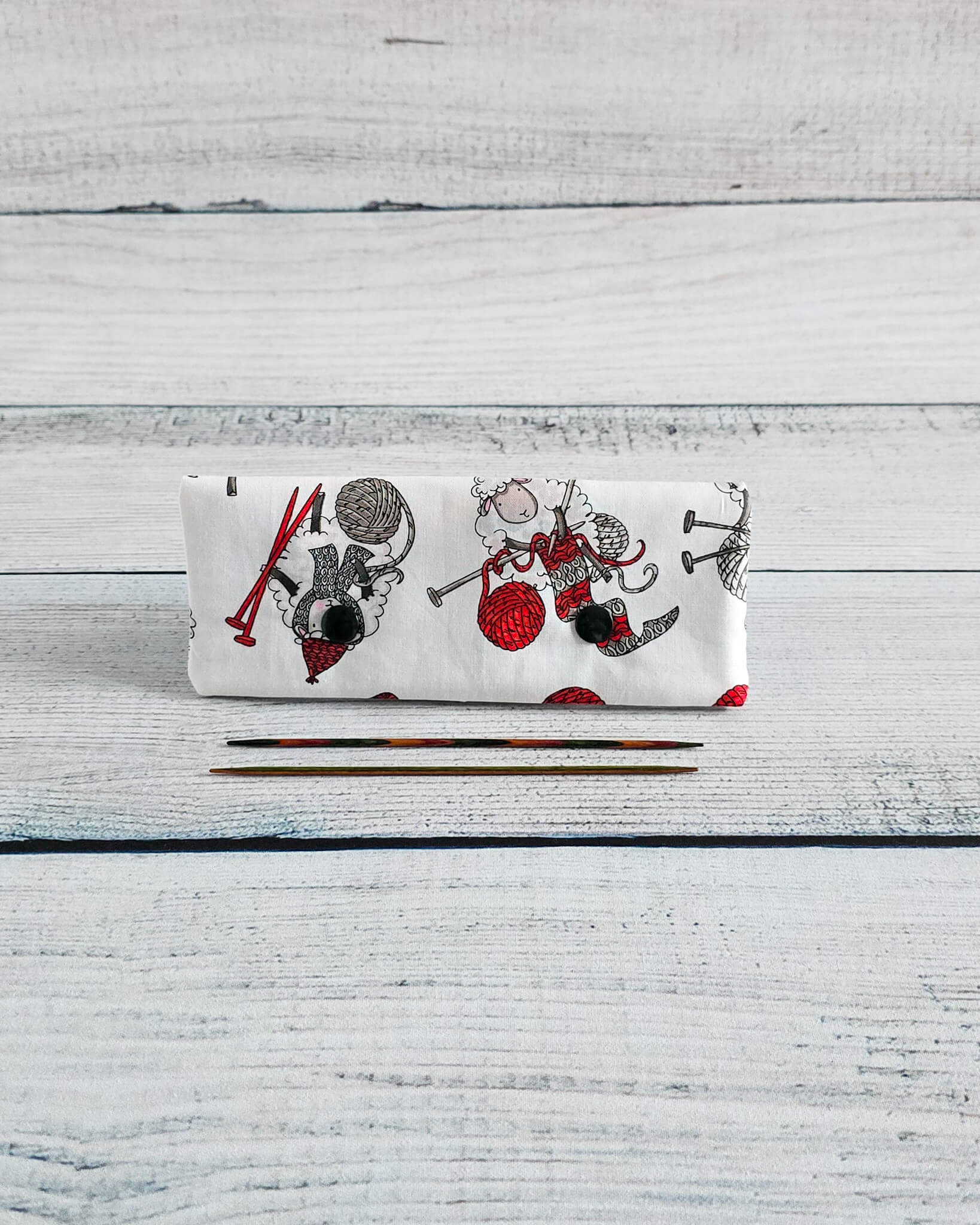 Nadelgarage 15 cm Schaf Strickmotiv handgenäht in Bayern von Nadelmikado