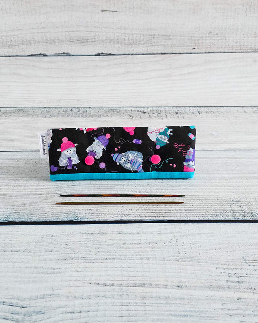 Nadelgarage 15 cm strickende Schafe schwarz handgenäht in Bayern von Nadelmikado