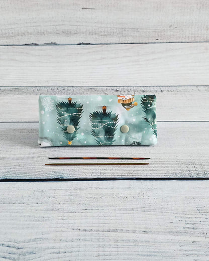 Nadelgarage 15 cm mit Schneemann- und Tannenmotiv - handgenäht in Bayern von Nadelmikado