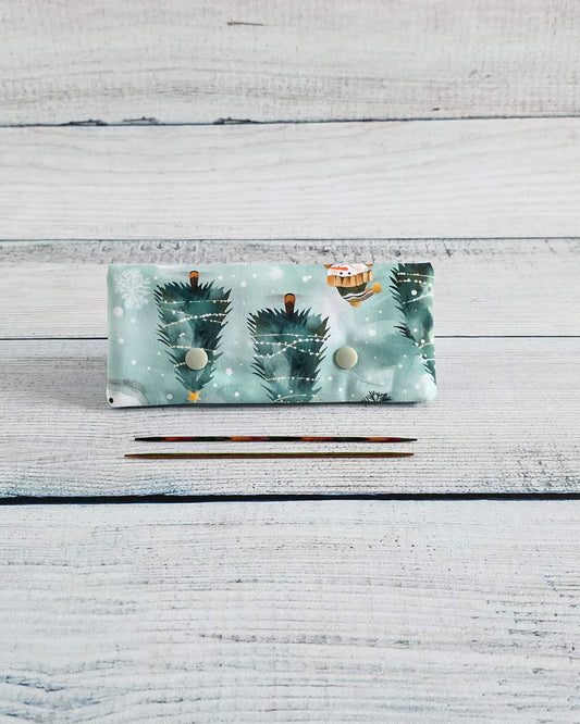 Nadelgarage 15 cm mit Schneemann- und Tannenmotiv - handgenäht in Bayern von Nadelmikado