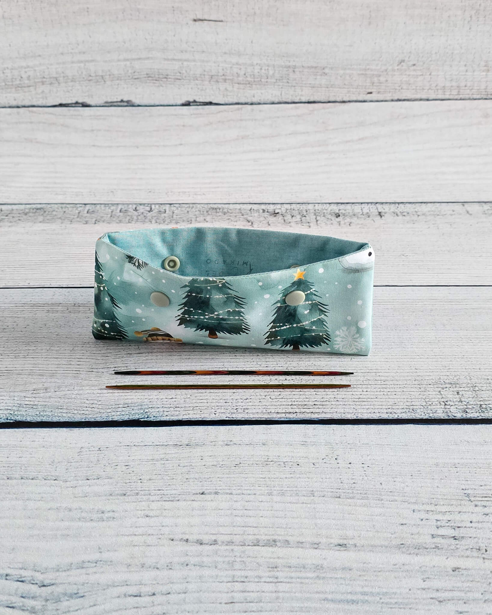 Nadelgarage 15 cm mit Schneemann- und Tannenmotiv - handgenäht in Bayern von Nadelmikado