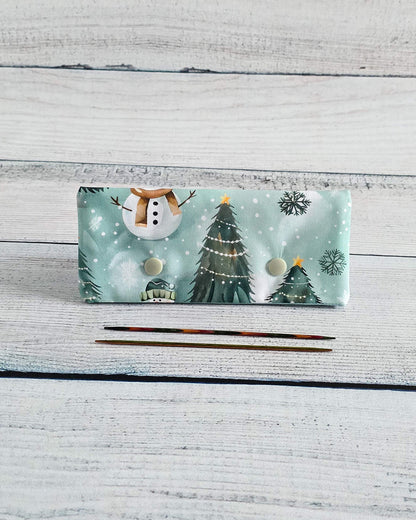 Nadelgarage 15 cm mit Schneemann- und Tannenmotiv - handgenäht in Bayern von Nadelmikado