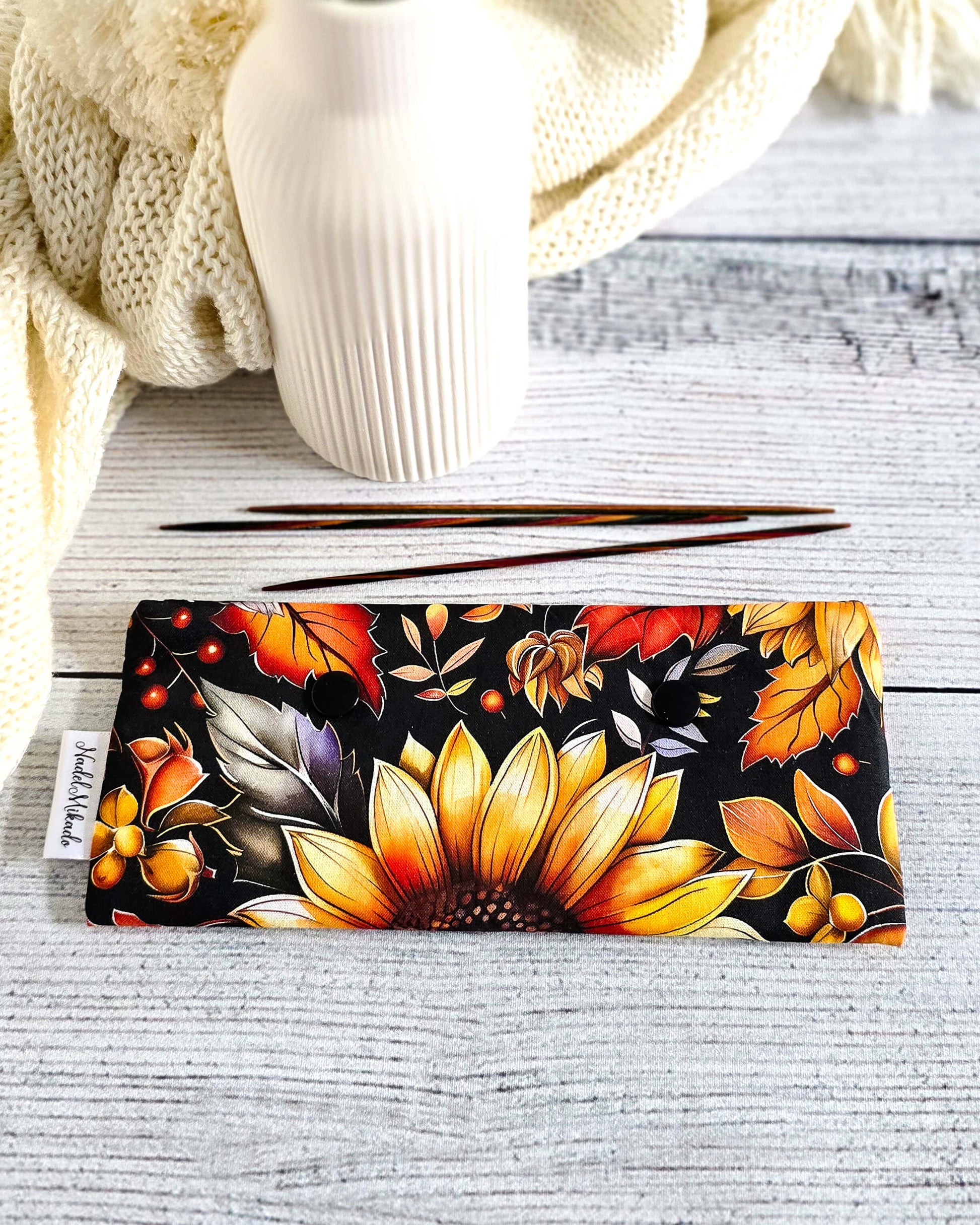 Handgenähte Nadelgarage 15 cm mit großem Sonnenblumenmotiv