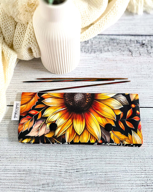 Handgenähte Nadelgarage 15 cm mit großem Sonnenblumenmotiv