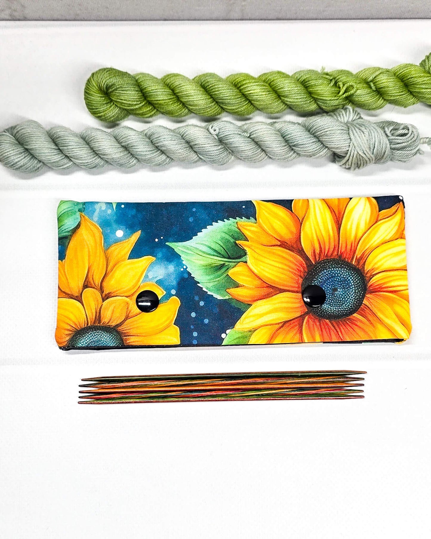 Nadelgarage 15 cm mit Sonnenblumenmotiv aus Baumwolle, handgenäht in Bayern von Nadelmikado
