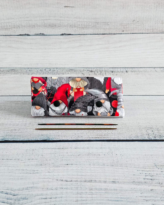 Nadelgarage 15 cm strickende Wichtel grau rot handgenäht in Bayern von Nadelmikado