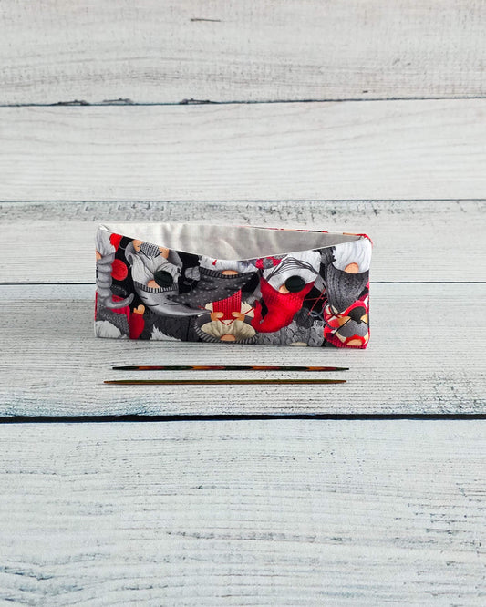 Nadelgarage 15 cm strickende Wichtel grau rot handgenäht in Bayern von Nadelmikado