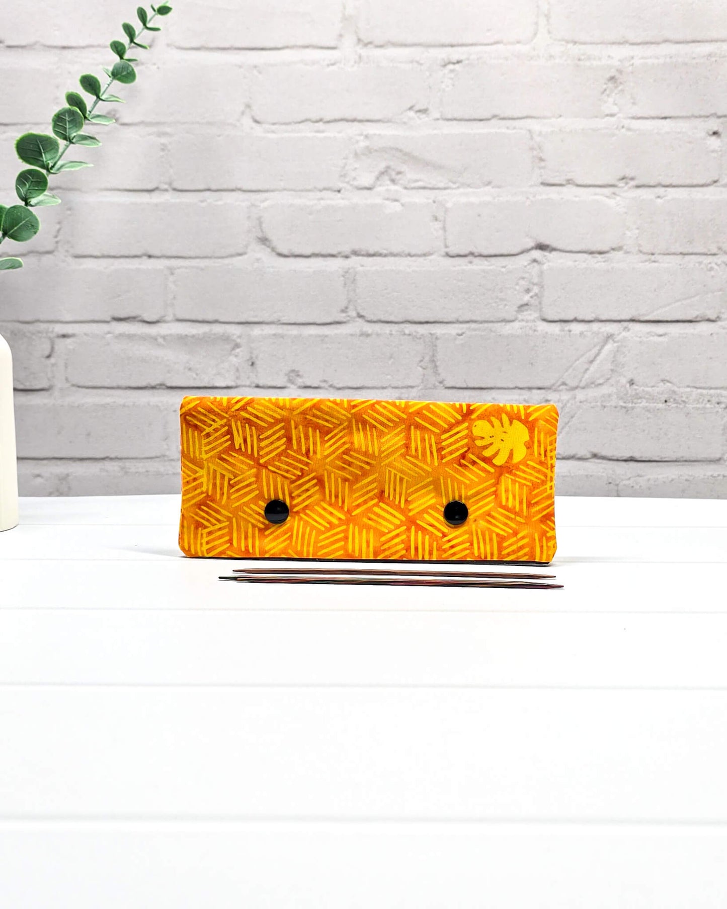 Nadelgarage 15 cm orange grafisches Muster handgenäht in Bayern von Nadelmikado