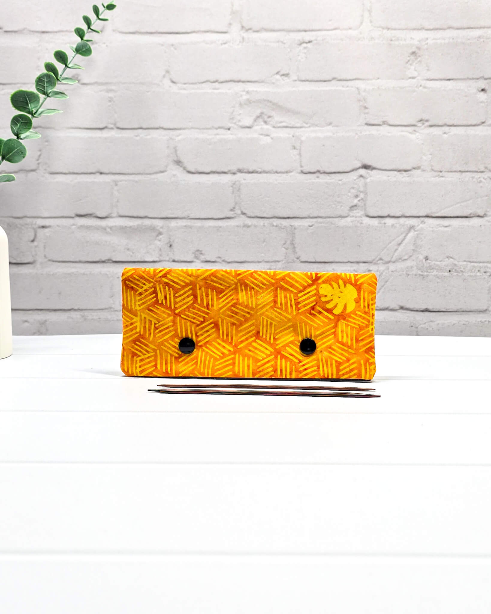 Nadelgarage 15 cm orange grafisches Muster handgenäht in Bayern von Nadelmikado