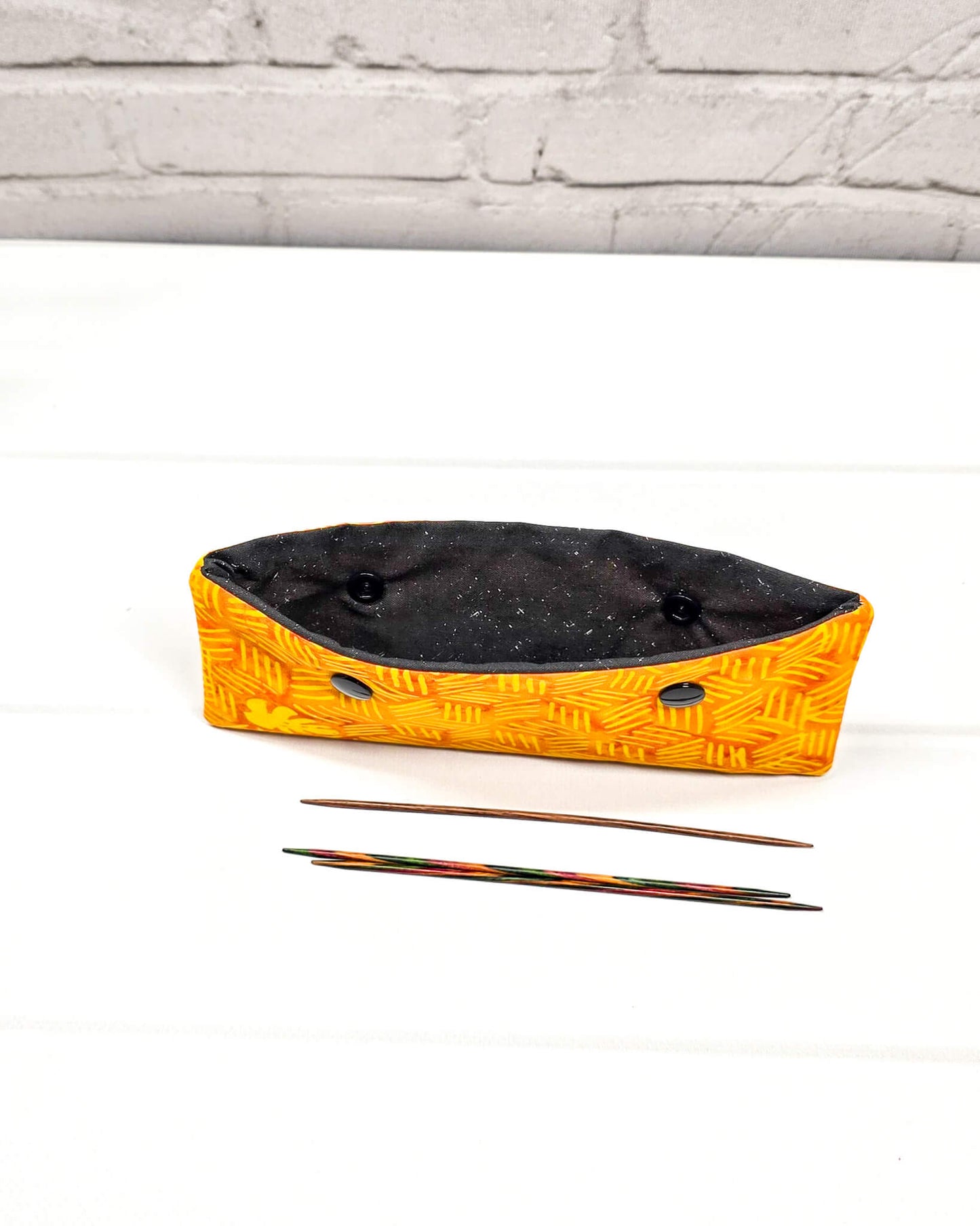 Nadelgarage 15 cm orange grafisches Muster handgenäht in Bayern von Nadelmikado