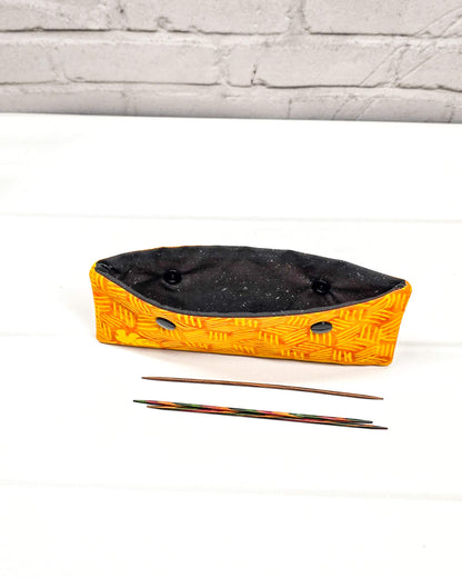 Nadelgarage 15 cm orange grafisches Muster handgenäht in Bayern von Nadelmikado