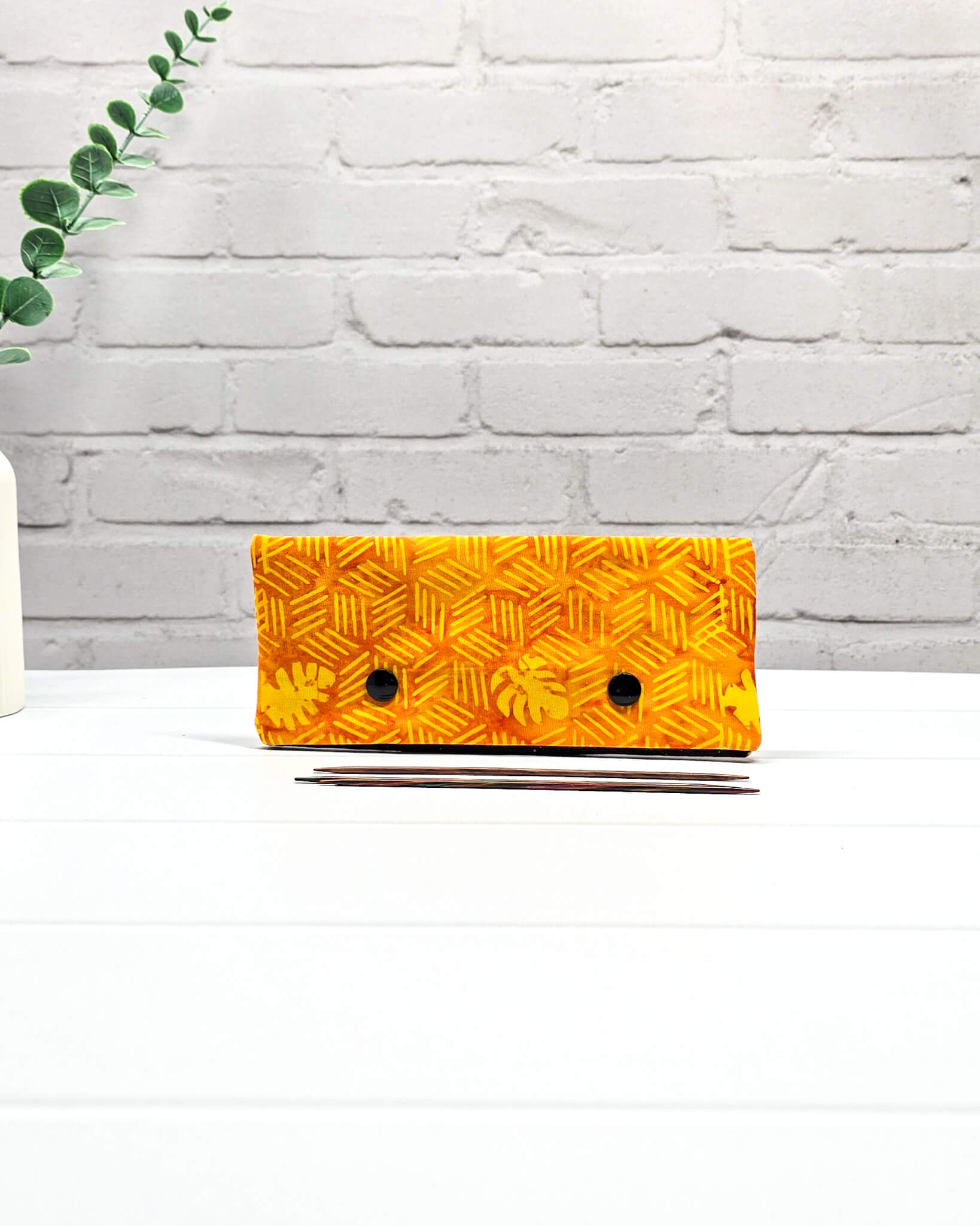 Nadelgarage 15 cm orange grafisches Muster handgenäht in Bayern von Nadelmikado