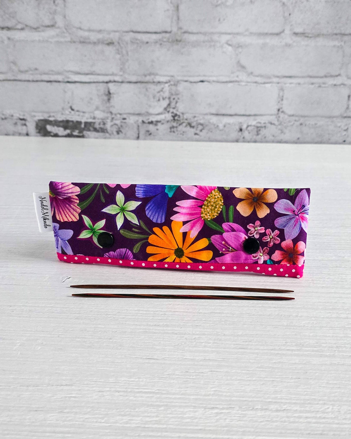 Nadelgarage 15 cm Wild Garden Pop mit buntem Blumenmuster - handgenäht in Bayern von Nadelmikado