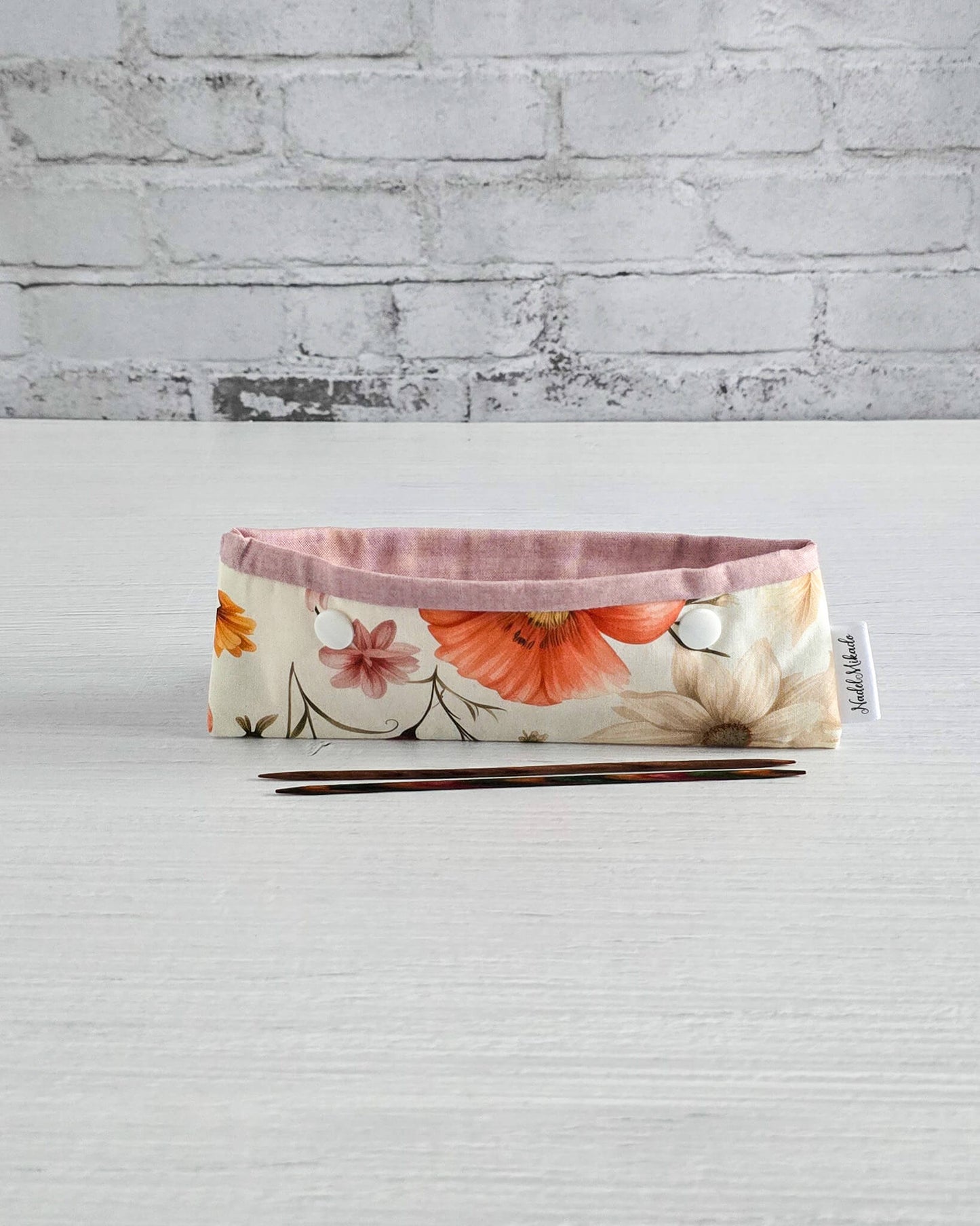 Nadelgarage 15 cm mit floralem Muster, handgenäht in Bayern von Nadelmikado