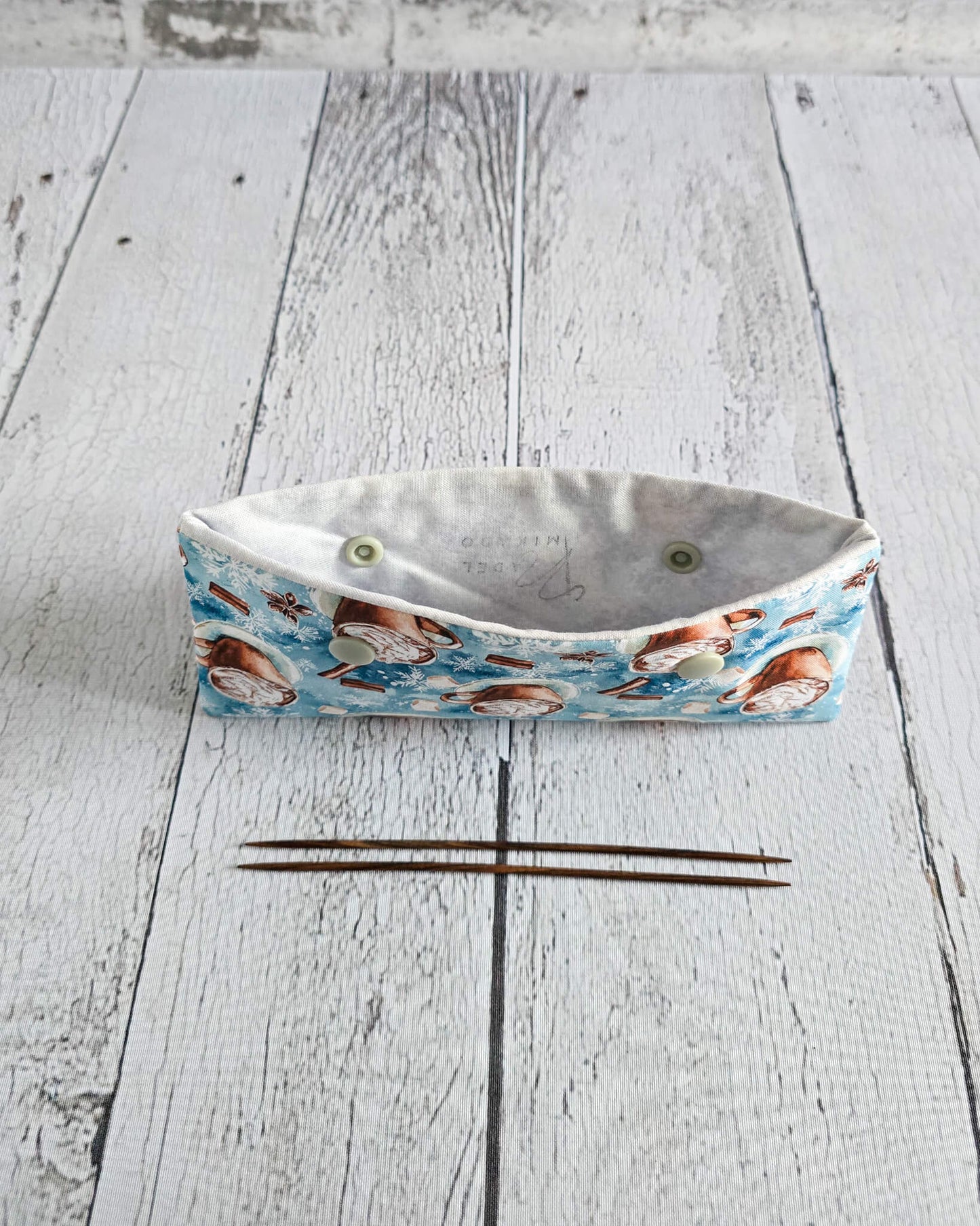 Nadelgarage 15 cm Winter Cocoa Kakao Motiv - handgenäht in Bayern von Nadelmikado